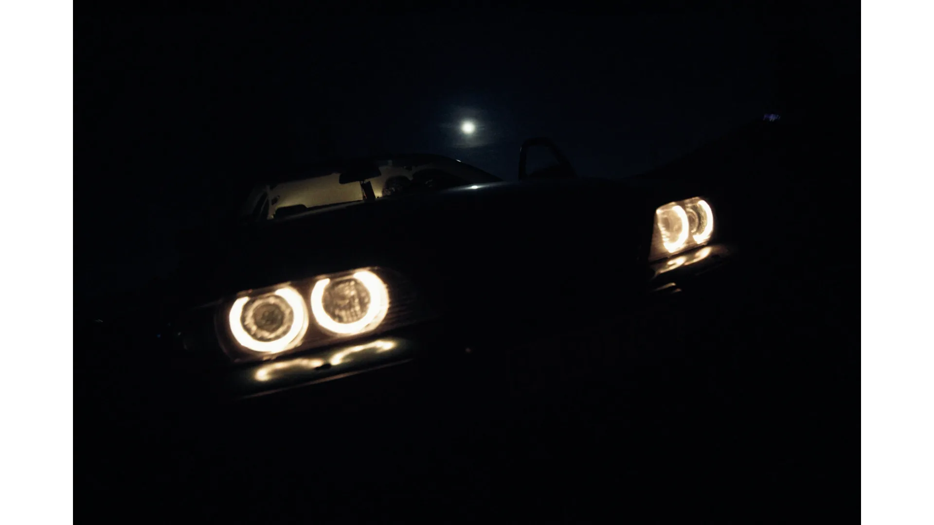 Still aus „Robber und Trapper“ von 65GOONZ: Scheinwerfer eines Wagens in der Nacht