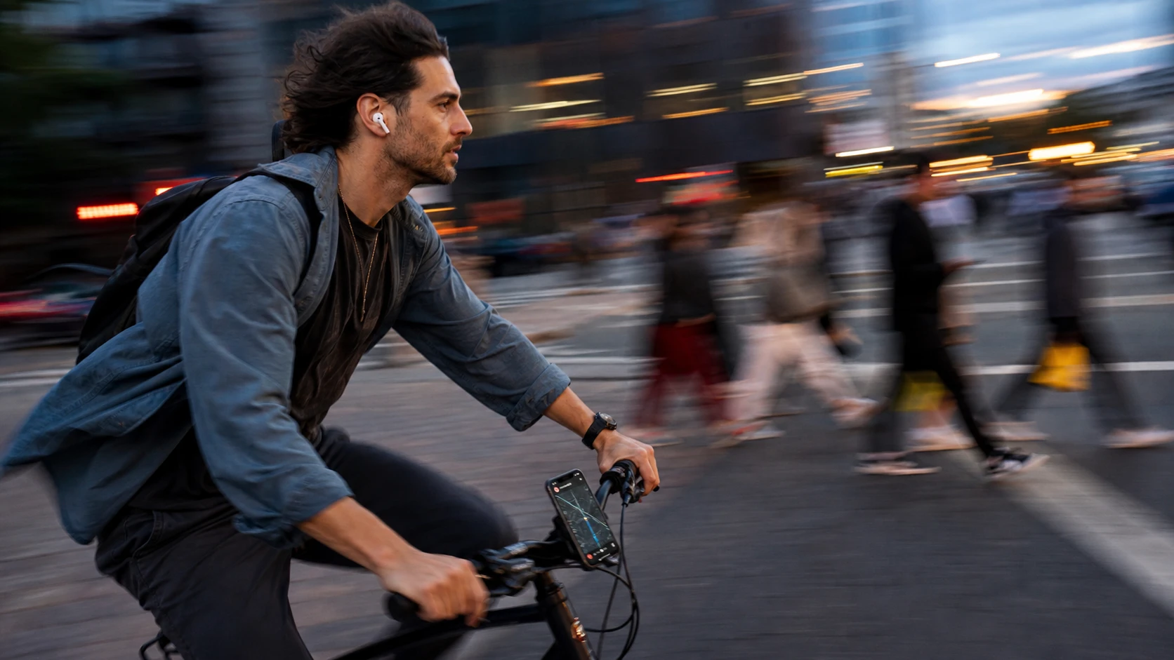 Radfahrer nutzt App am Lenker